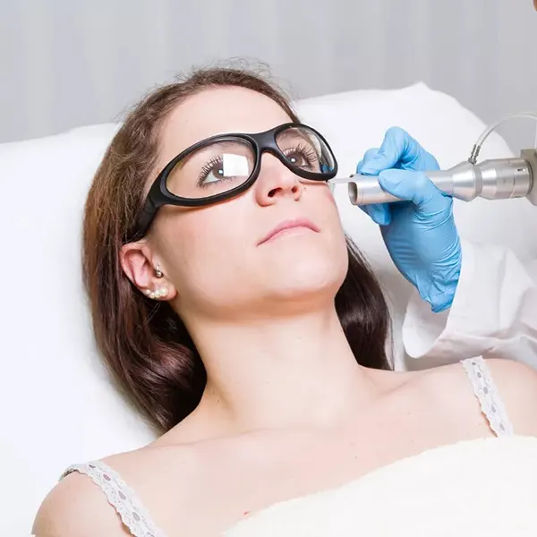 Img-Dra_Claudia_Arenas-Servicios-Tratamientos_Láser